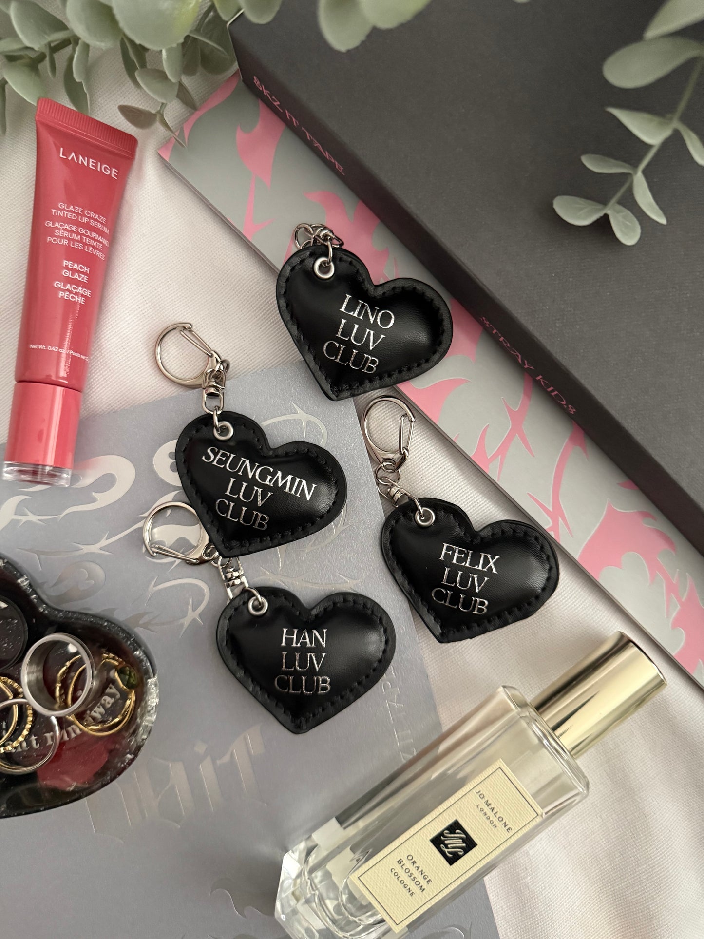 stray kids leather heart keychains