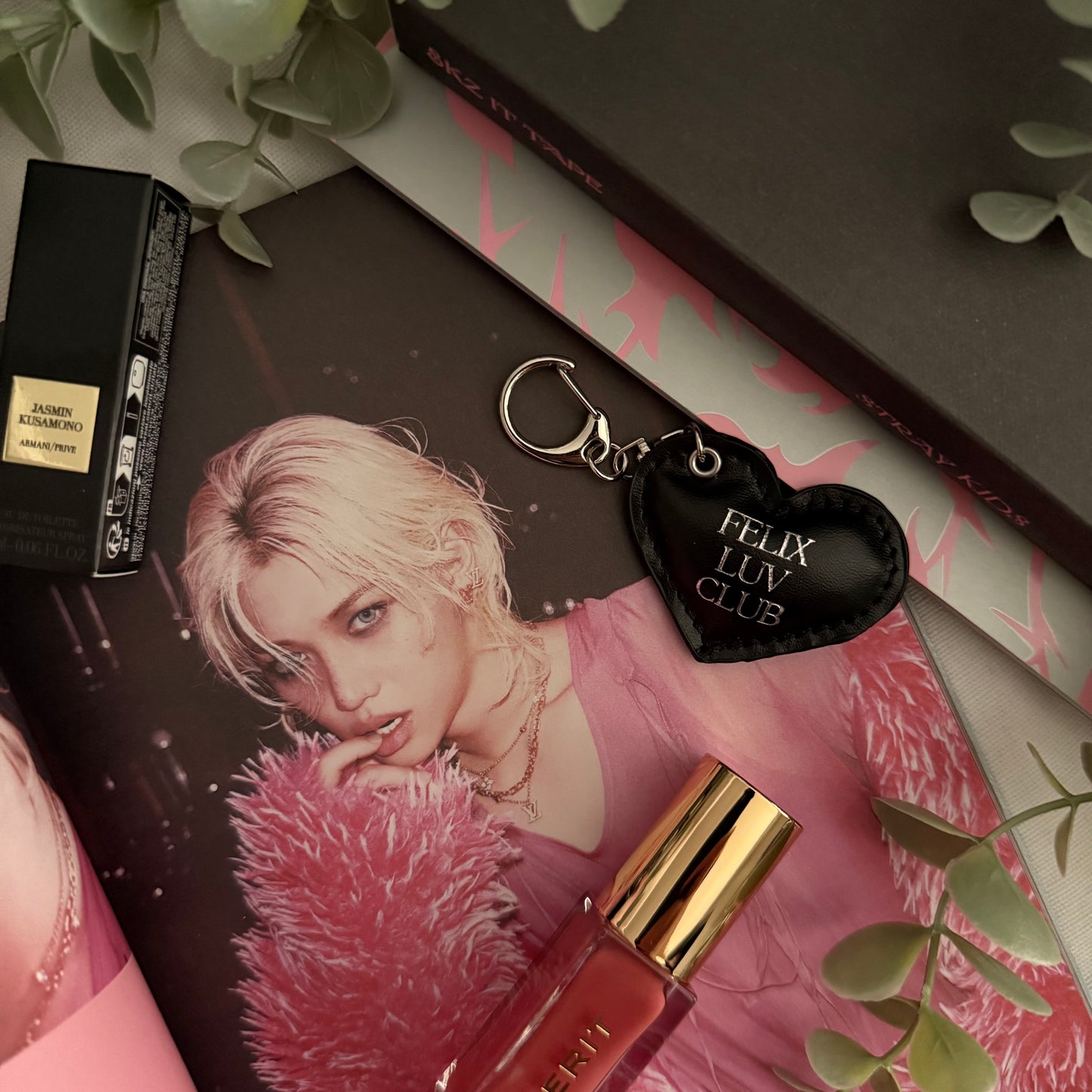 stray kids leather heart keychains