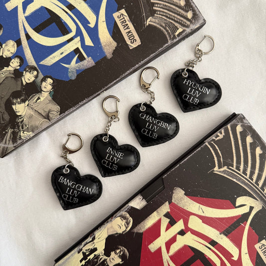stray kids leather heart keychains